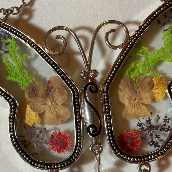 BANBERRY DESIGNS Butterfly Sun catcher with pressed flowers - Picture 2 of 3